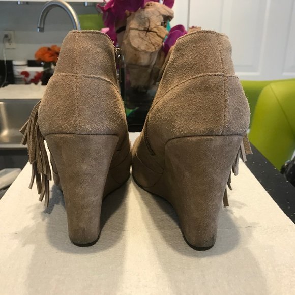 Steve Madden Suede Tan Wedges with Tassles - Picture 7 of 9